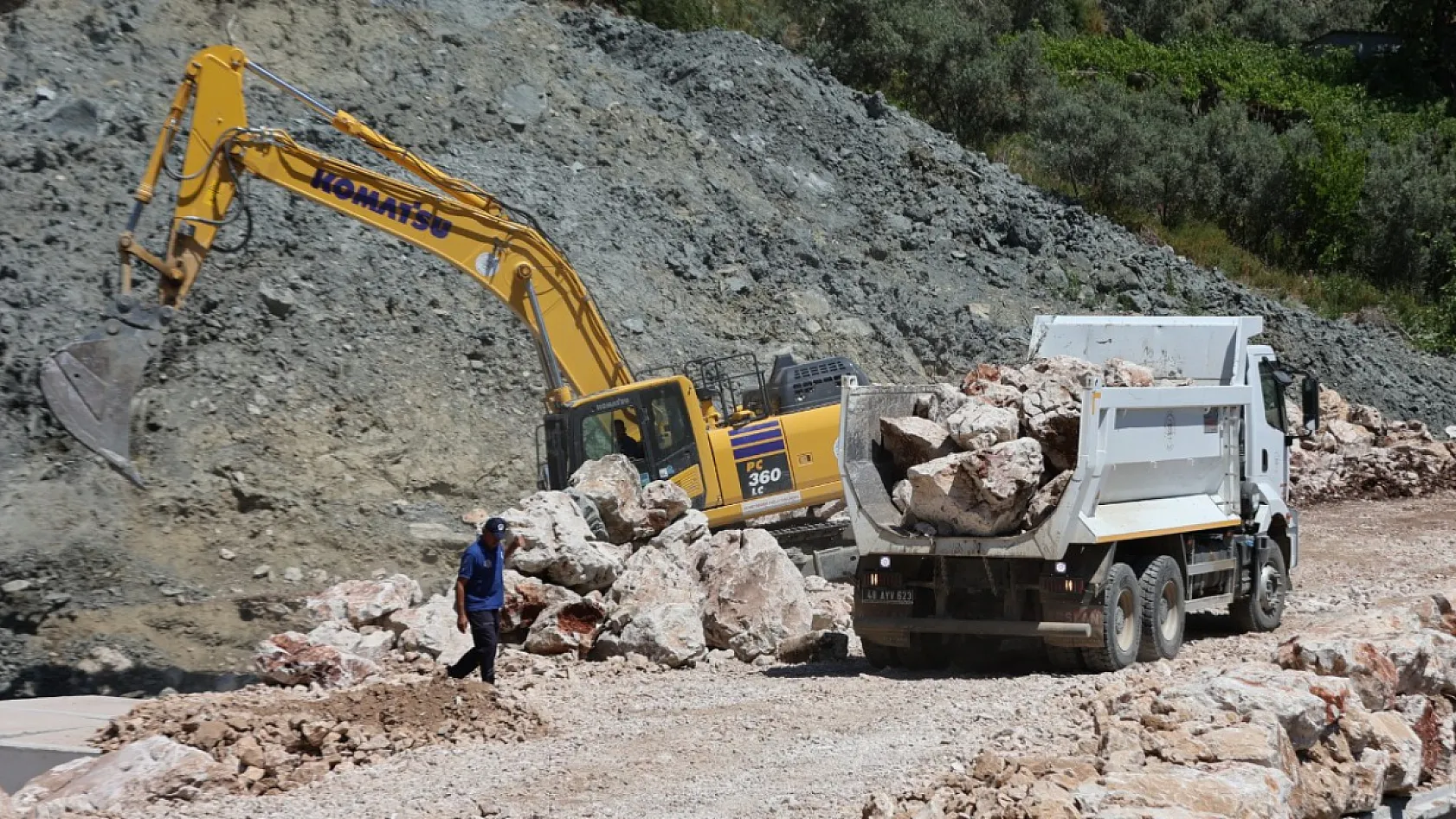 Seydikemer'de Heyelan Nedeniyle Kapanan Yol İçin Çalışmalar Sürüyor