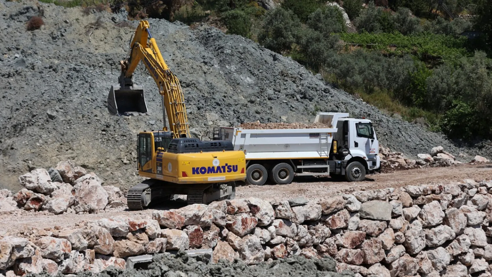 Seydikemer'de Heyelan Nedeniyle Kapanan Yol İçin Çalışmalar Sürüyor