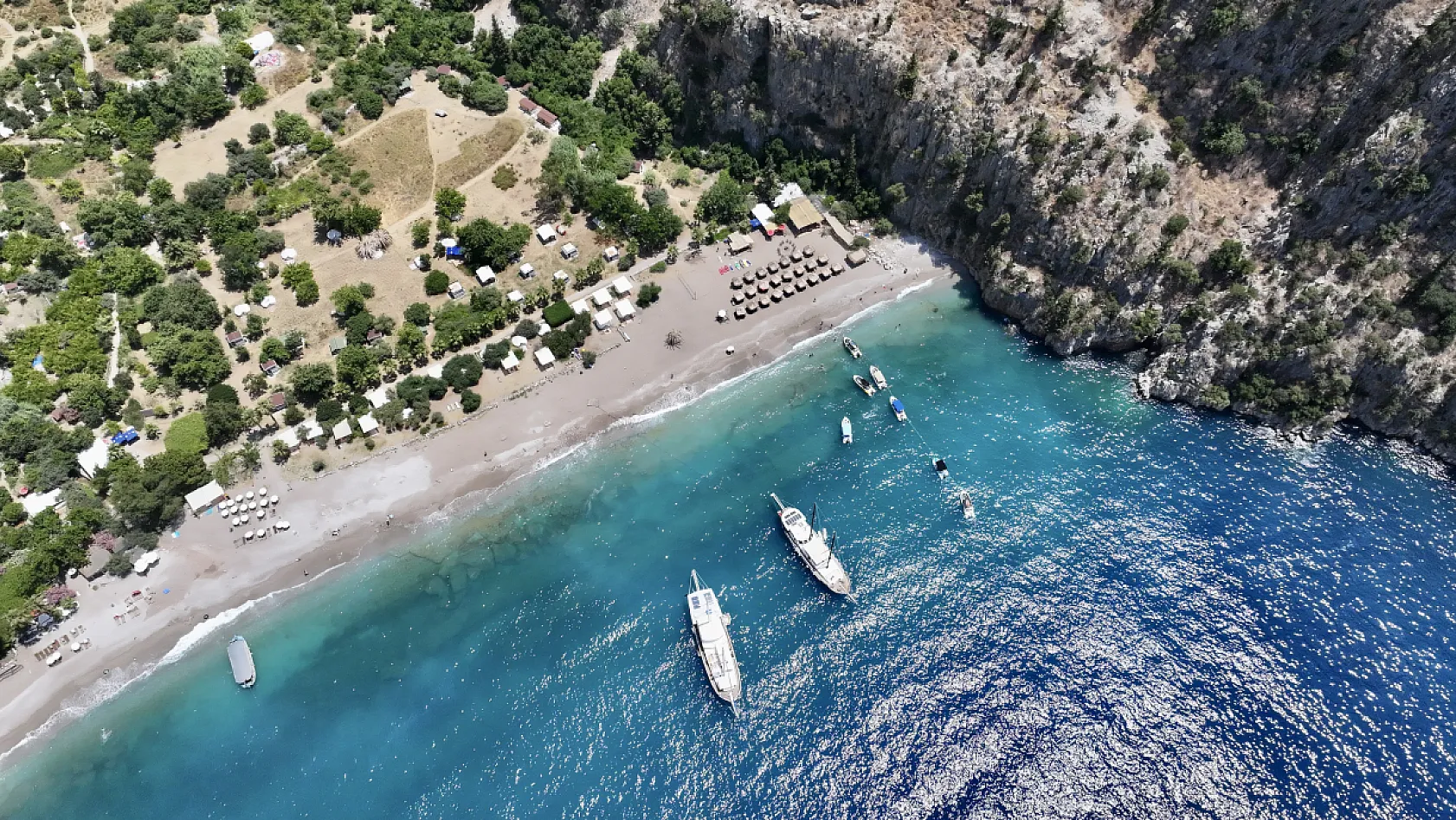 Muğla'nın turistik ilçelerindeki sahillerde sıcak hava yoğunluğu yaşanıyor