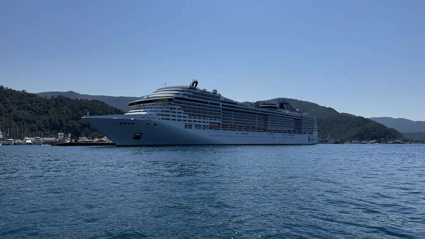 'MSC Divina' kruvaziyeri Marmaris'e 4 bin 84 turist getirdi