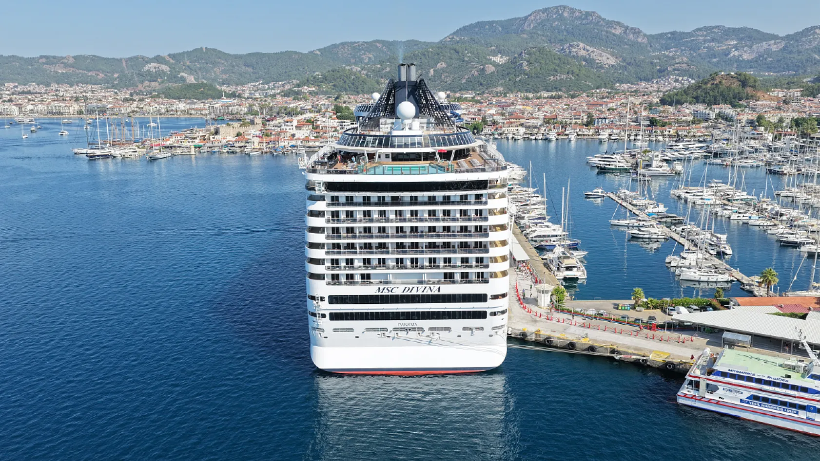 'MSC Divina' kruvaziyeri Marmaris'e 4 bin 84 turist getirdi