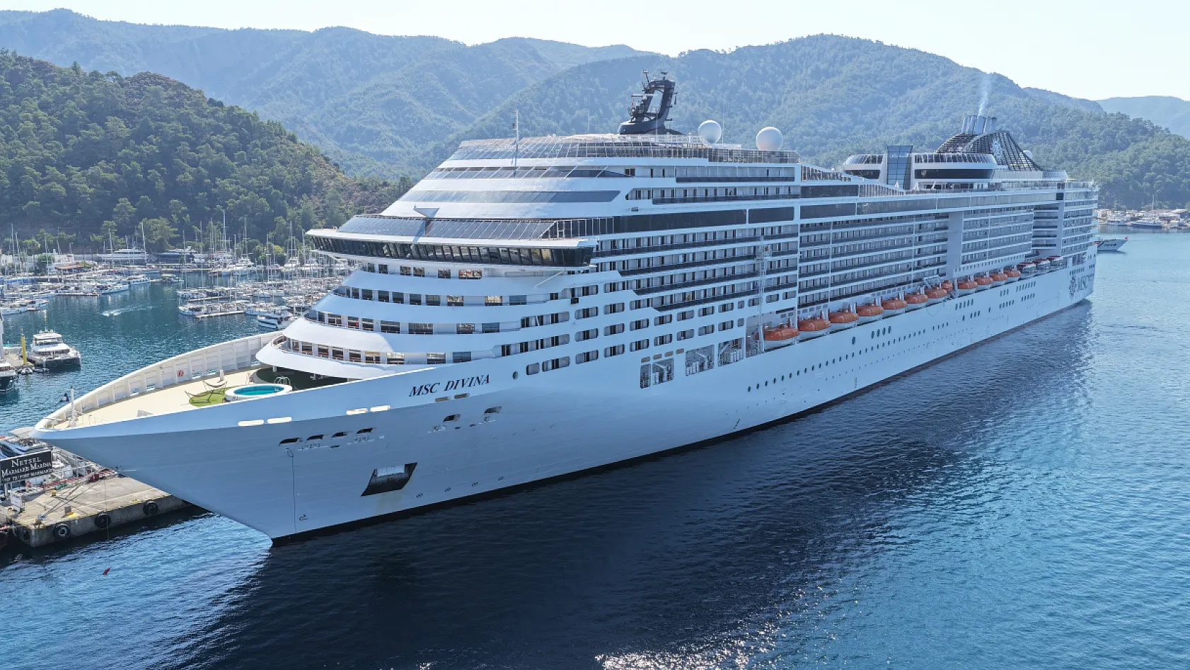 'MSC Divina' kruvaziyeri Marmaris'e 4 bin 84 turist getirdi