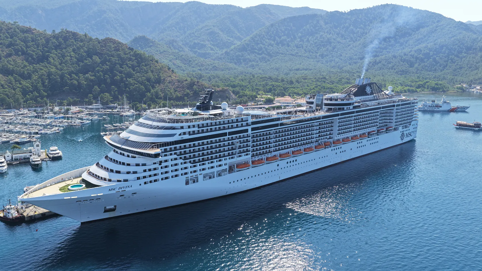 'MSC Divina' kruvaziyeri Marmaris'e 4 bin 84 turist getirdi