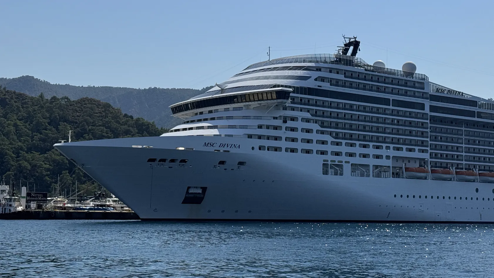 'MSC Divina' kruvaziyeri Marmaris'e 4 bin 84 turist getirdi