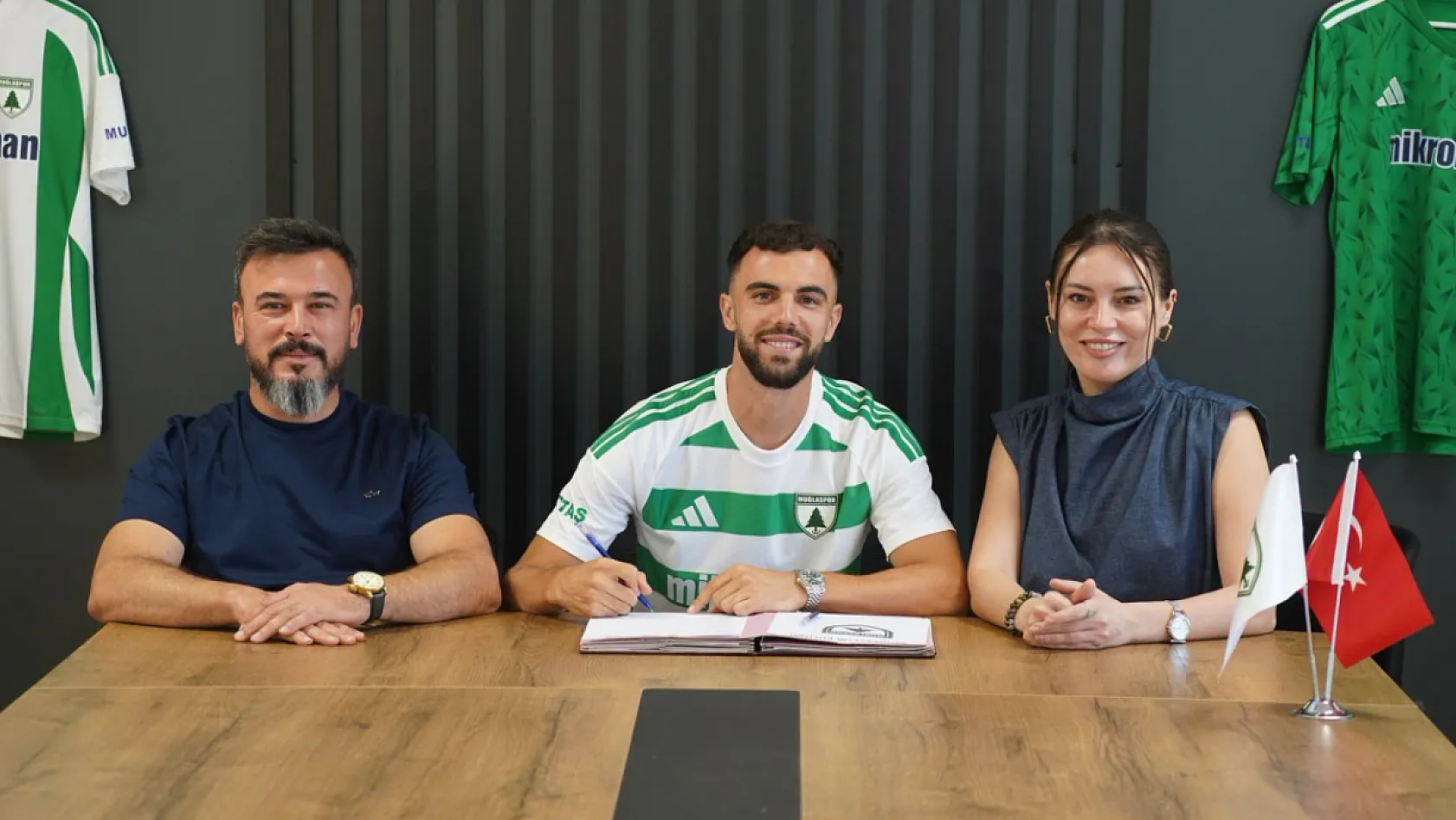 Muğlaspor, Jurgen Çelhaka'yı renklerine bağladı