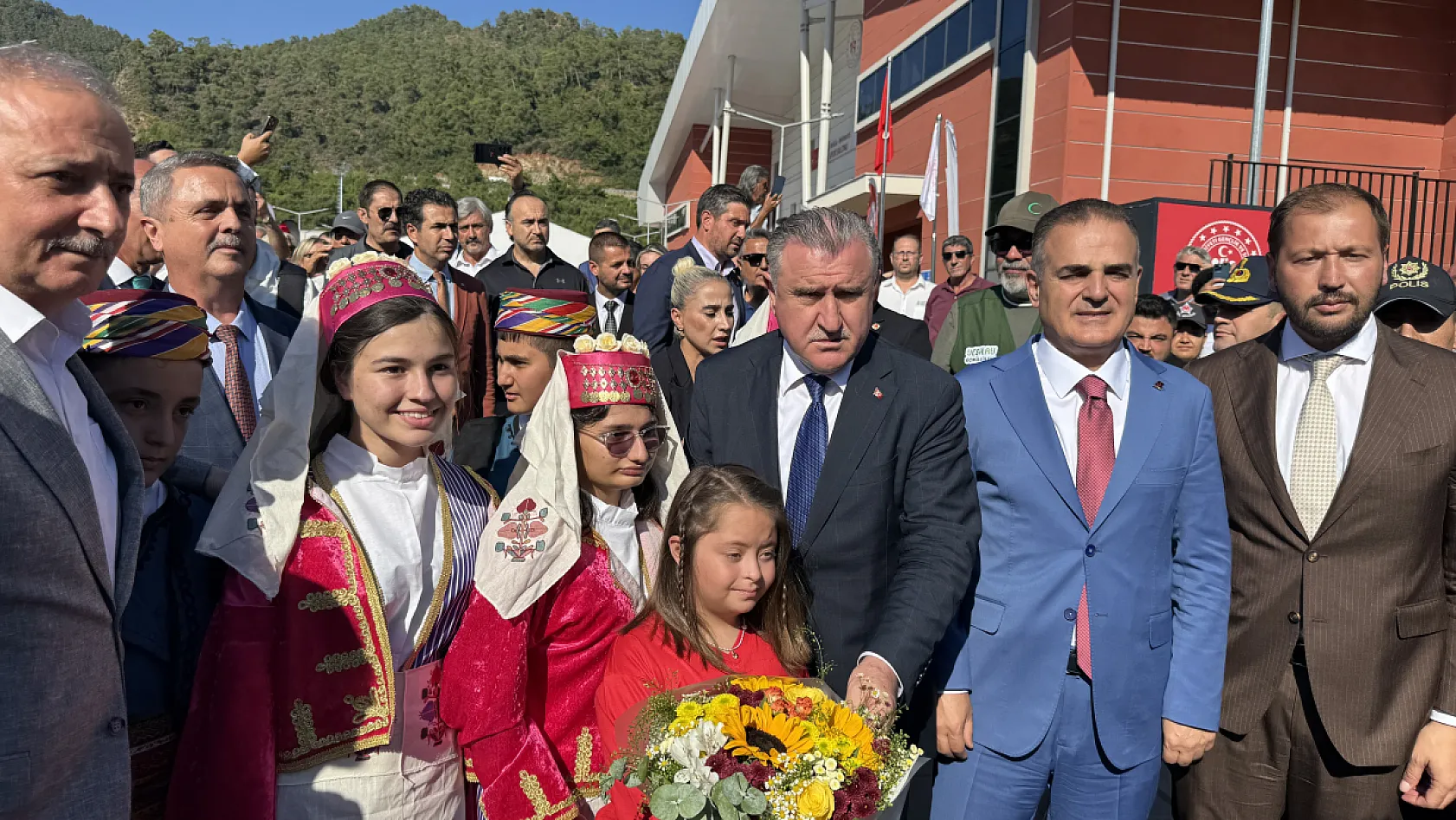 Bakan Osman Aşkın Bak'tan Marmaris'e Olimpik Yüzme Havuzu Müjdesi