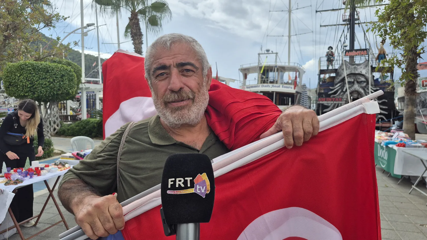 Fethiye'de Bayrak Satıcısından Atatürk ve Cumhuriyet Vurgusu