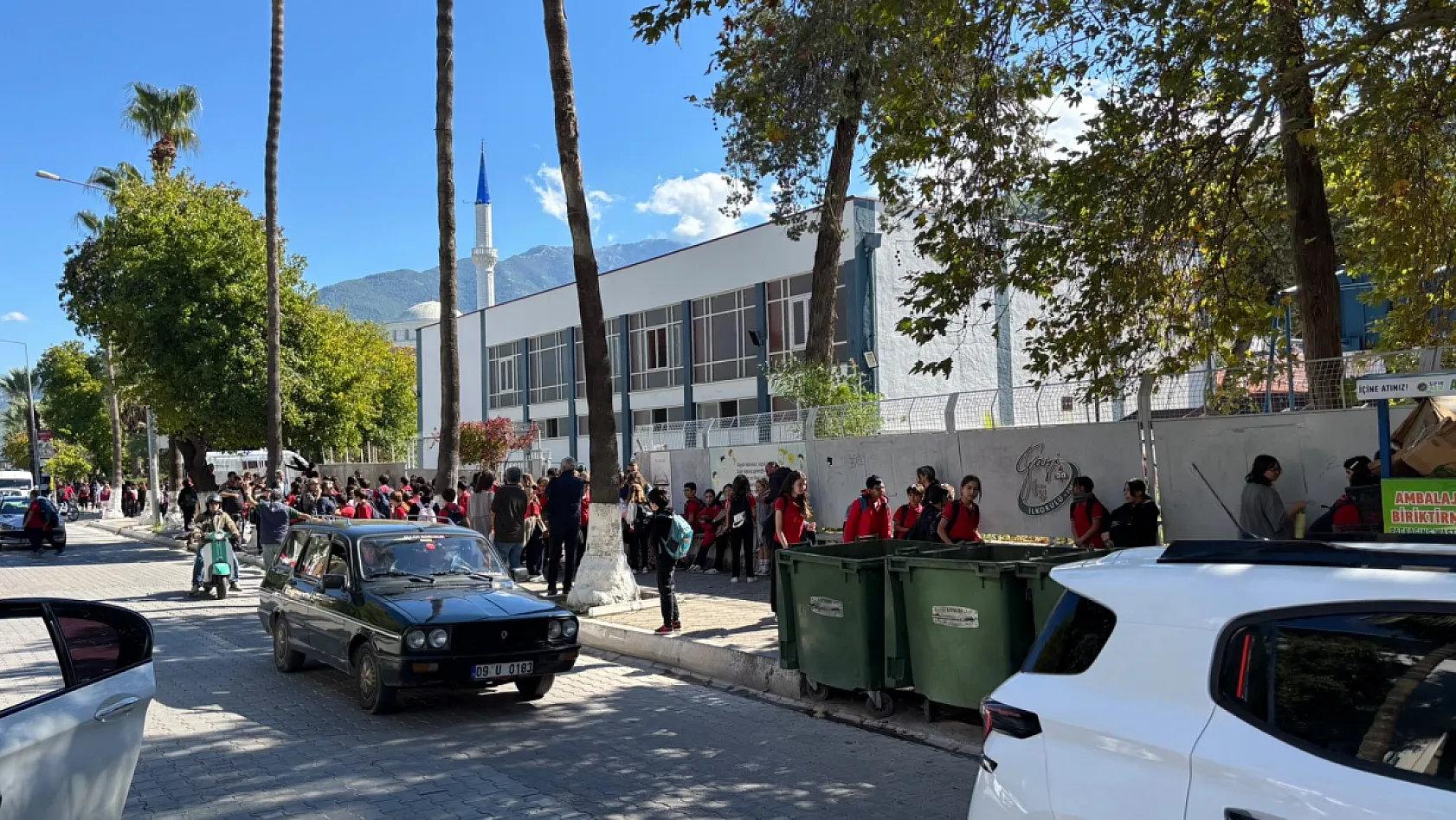 Gazi İlkokulu önünde öğle saatlerinde trafik düğümü