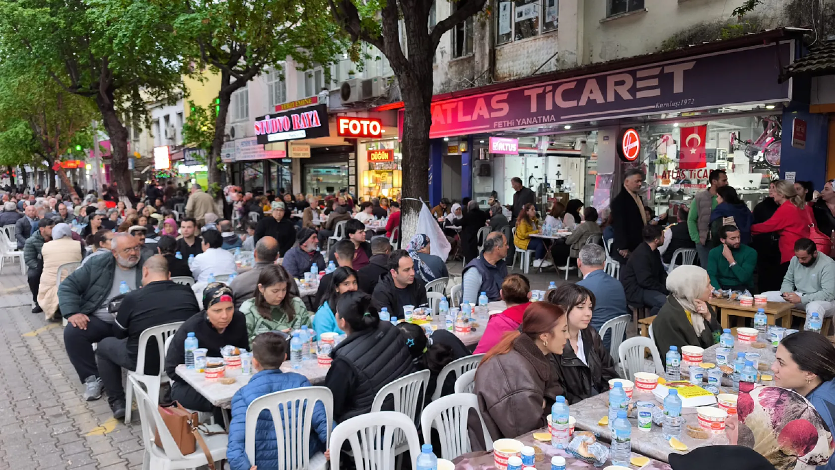 Fethiye'de çarşı esnaflarından geleneksel iftar yemeği
