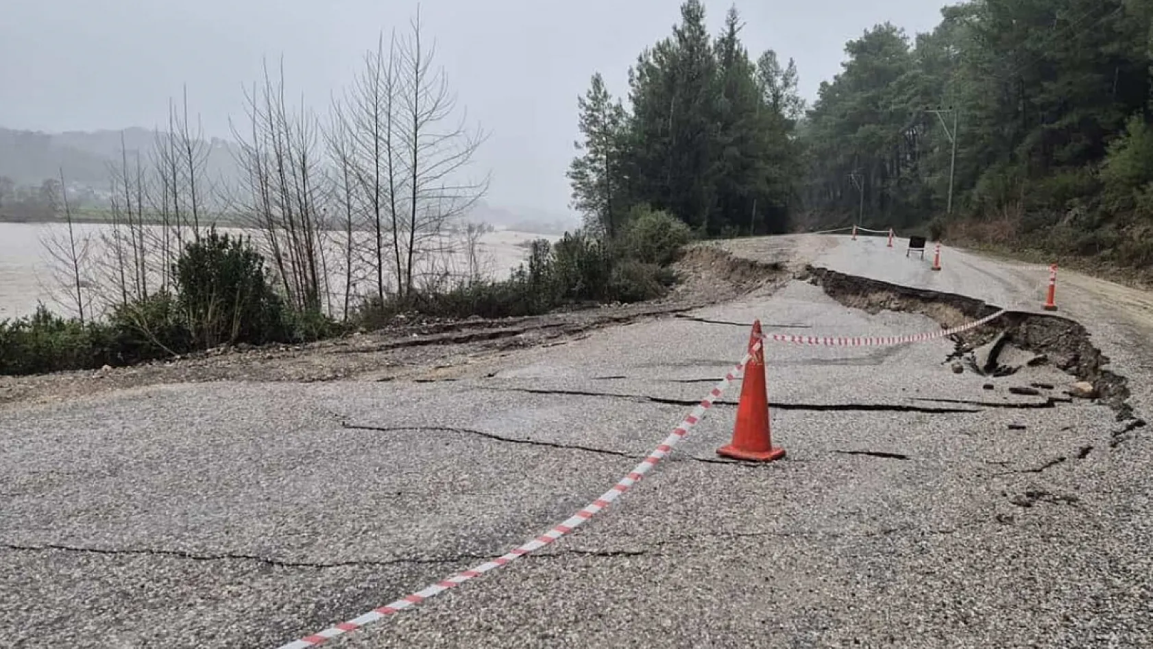 Seydikemer'de fırtına ve sağanak yolu çökertti: Ören–Sahilceylan arası ulaşıma riskli