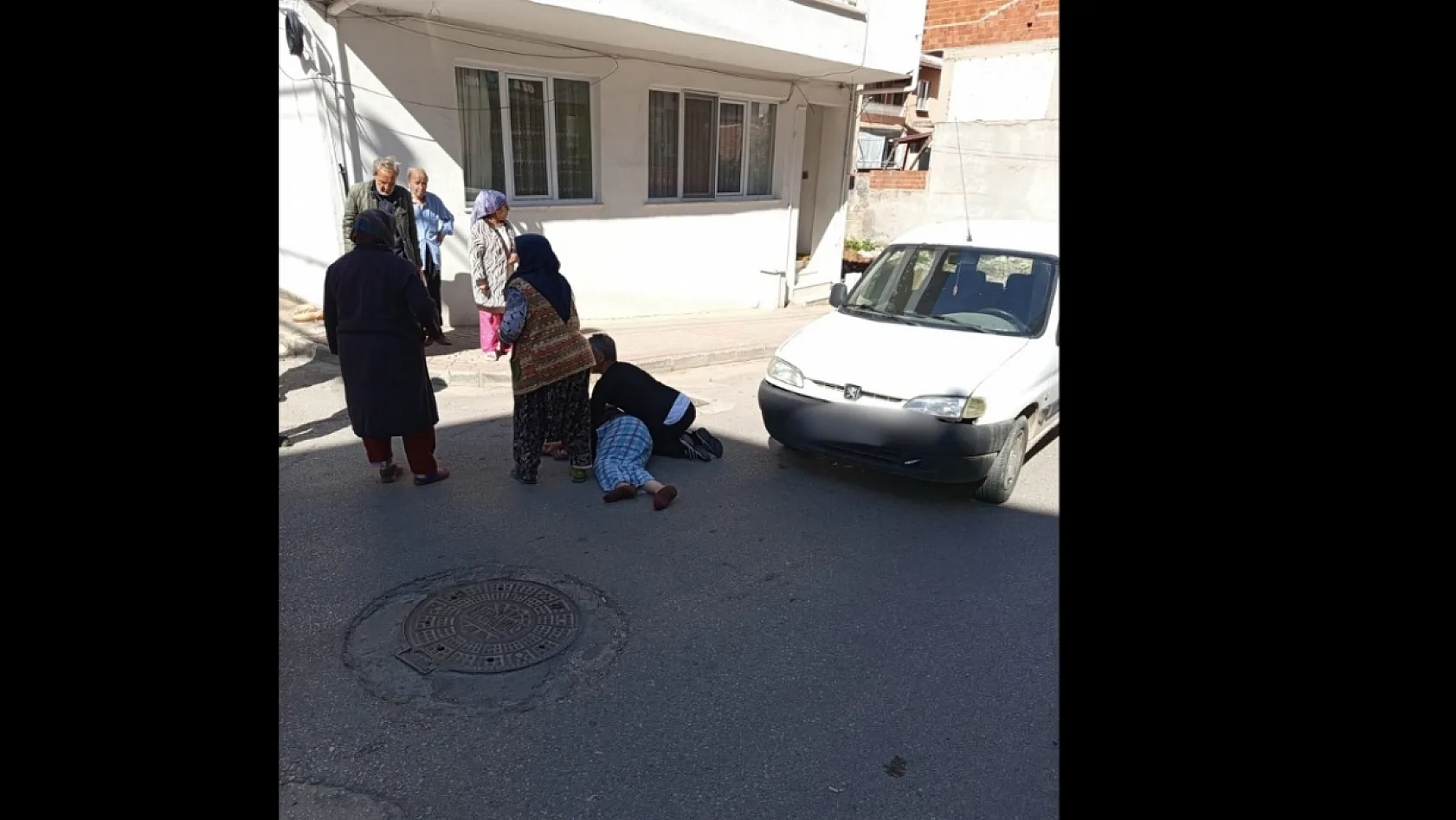 Yolun karşısına geçerken ticari aracın çarptığı yaşlı kadın hayatını kaybetti
