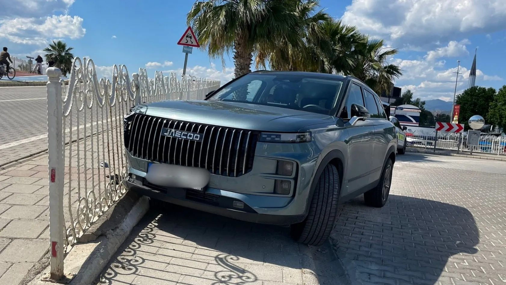 Fethiye'de dalgın sürücü refüje çarptı