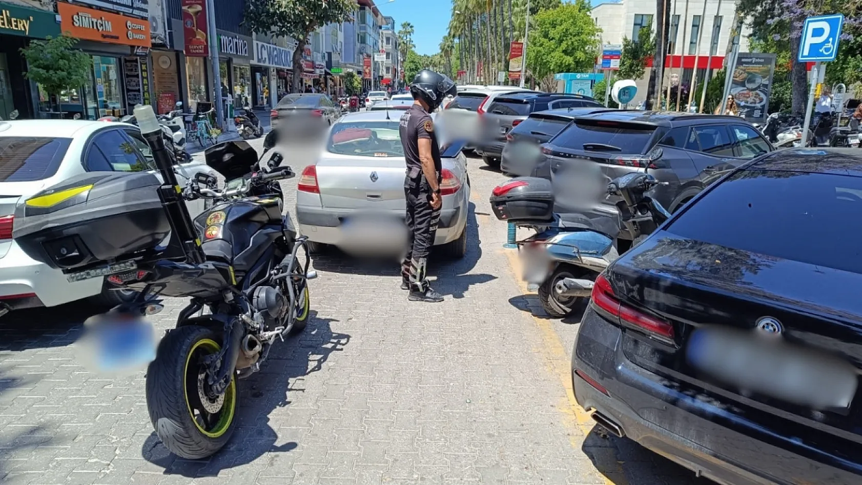 Fethiye'de trafik ekipleri hatalı park edenleri tek tek tespit ediyor