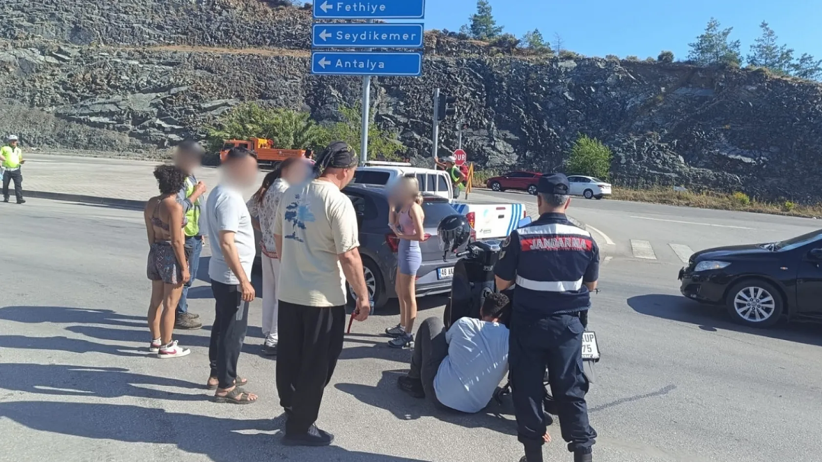 Fethiye'de Çiftlik-Kargı kavşağında kaza: Motosiklet sürücüsü yaralandı