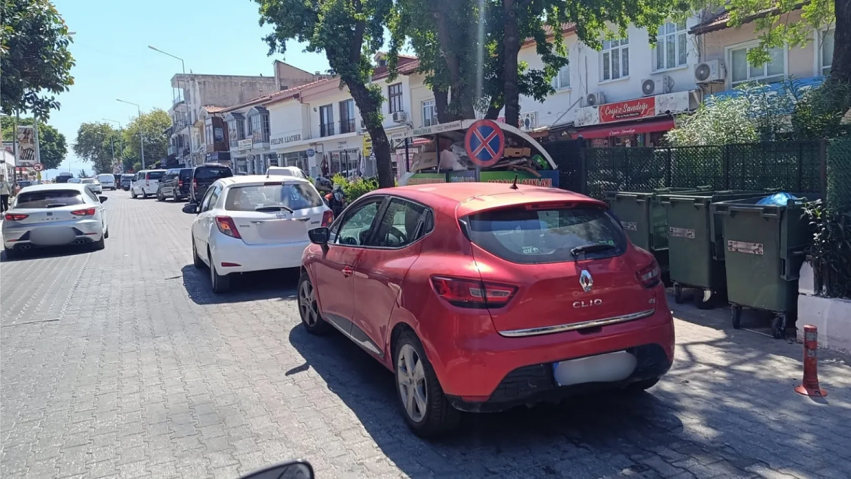 Fethiye'de çift sıra park sorunu büyüyor