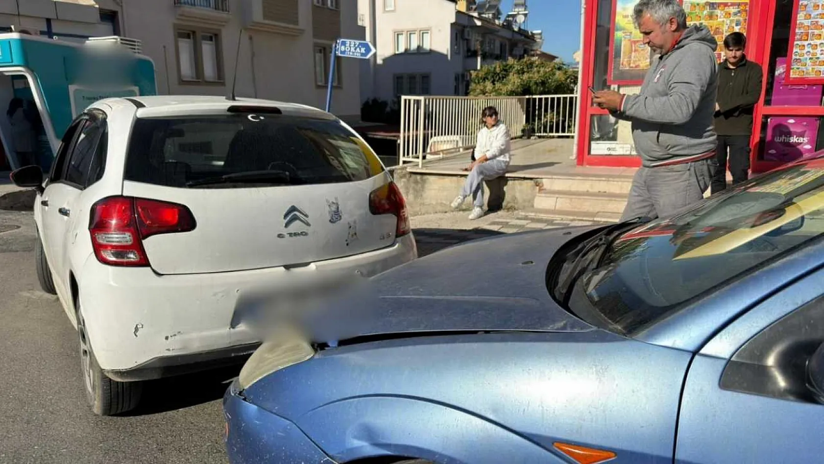 Fethiye'de iki araç çarpıştı maddi hasar oluştu