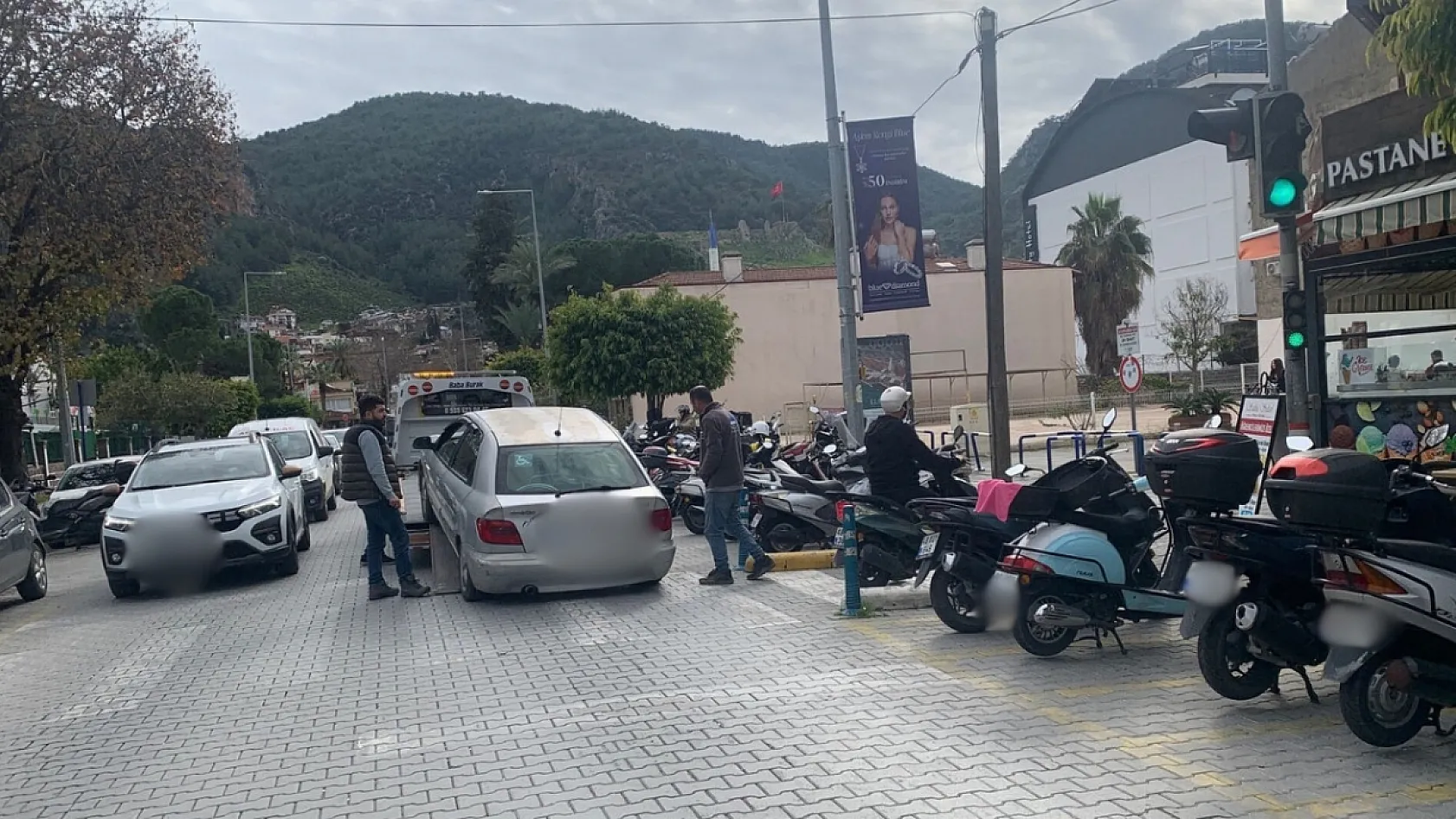 Hatalı parka müdahale: Fethiye'de araçlar çekiciyle kaldırıldı