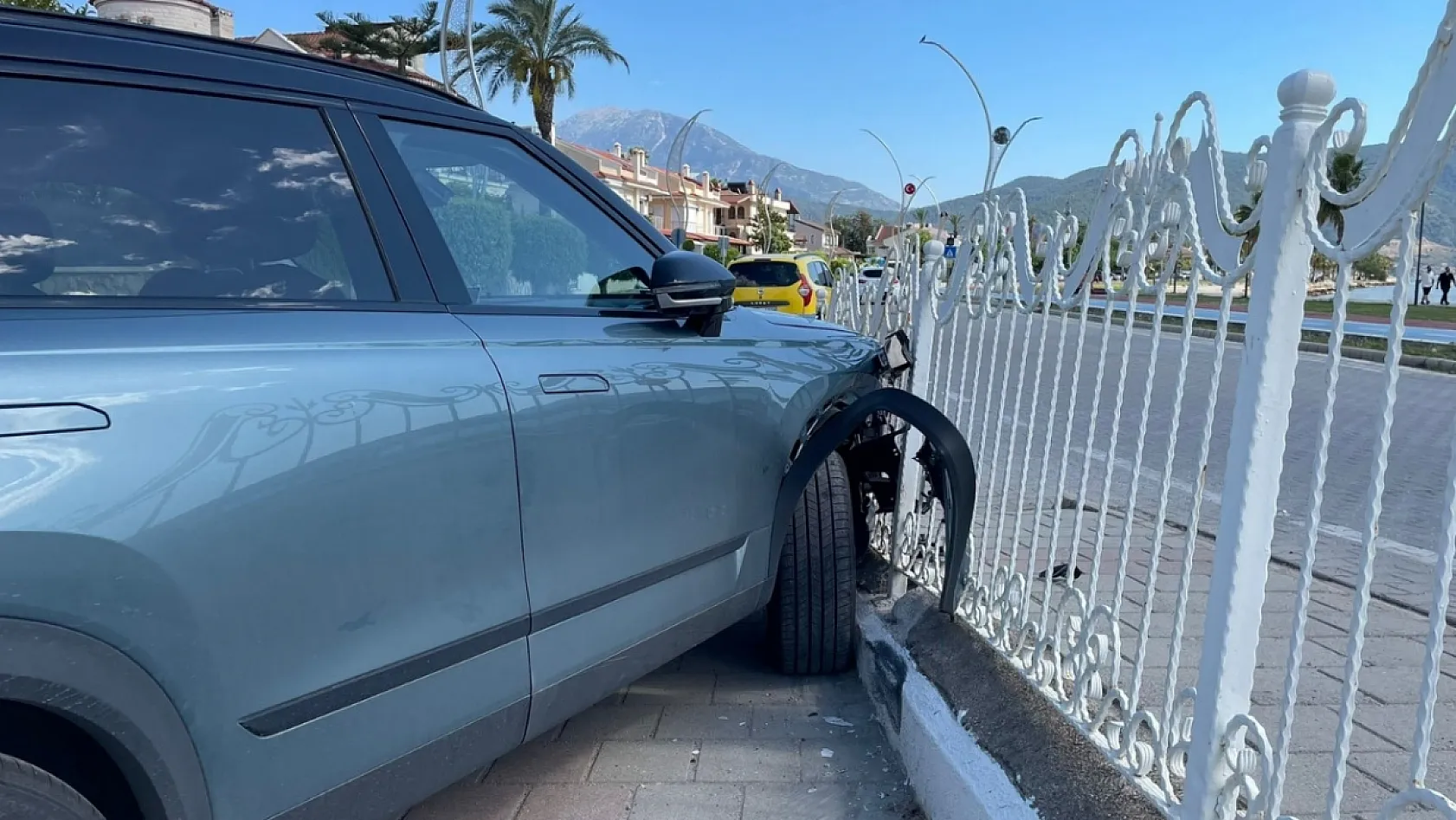 Fethiye'de dalgın sürücü refüje çarptı