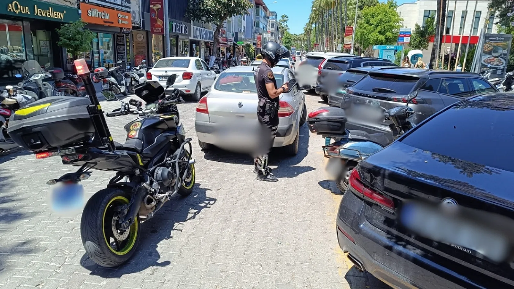Fethiye'de trafik ekipleri hatalı park edenleri tek tek tespit ediyor
