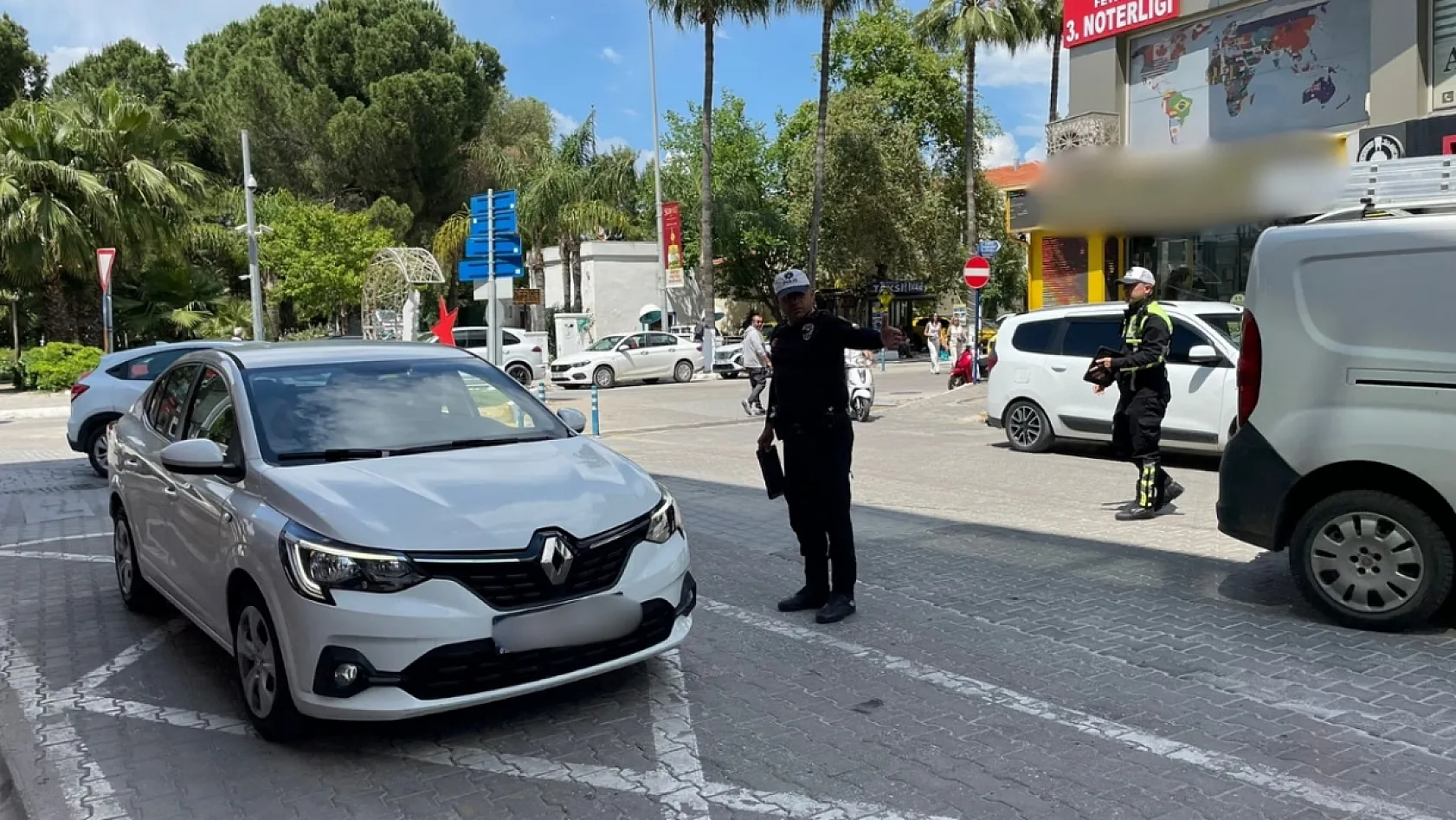 Fethiye'de motosikletlere kask, araçlara emniyet kemeri denetimi
