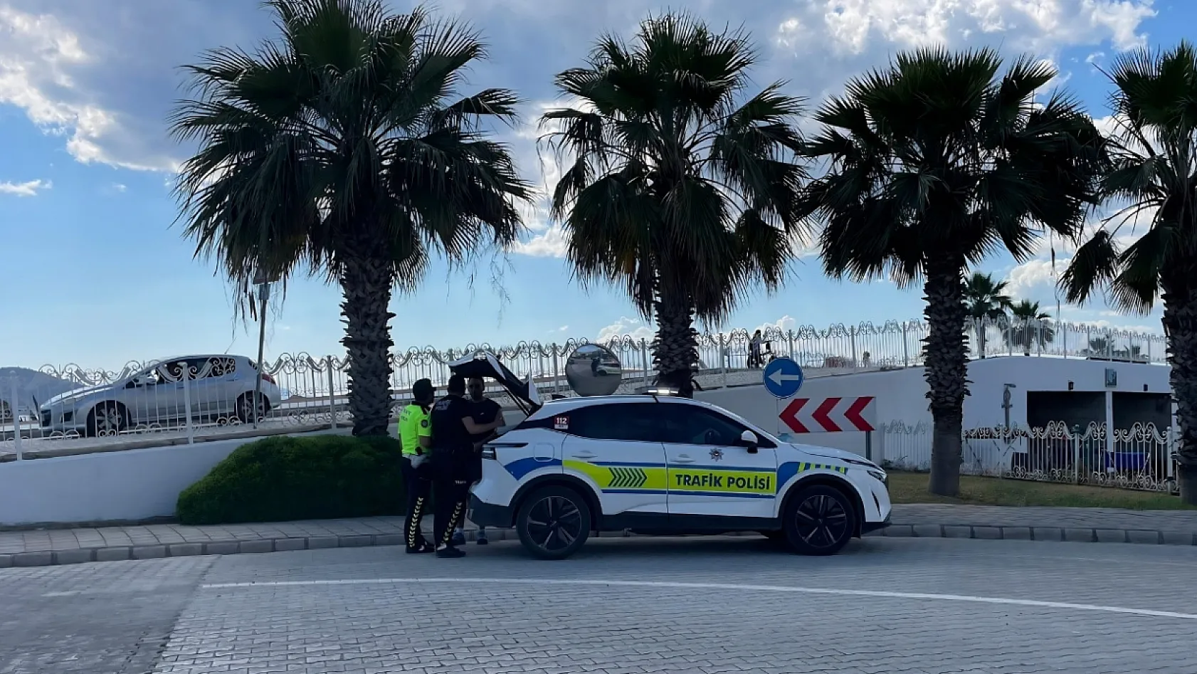Fethiye'de dalgın sürücü refüje çarptı