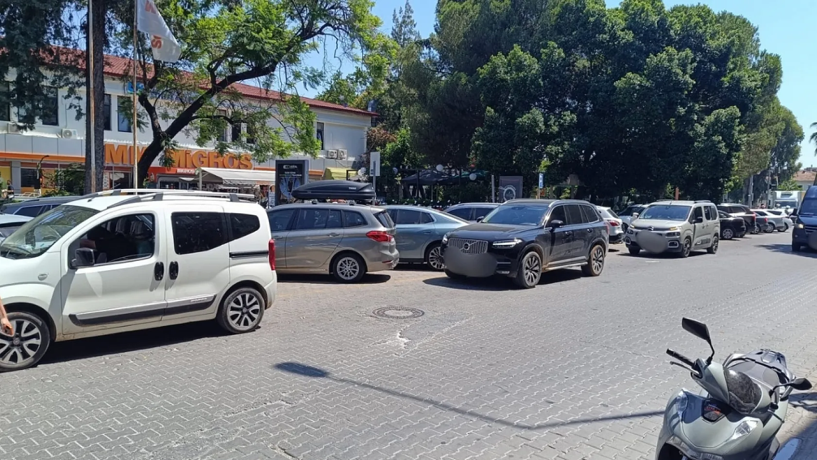 Fethiye'de çift sıra park sorunu büyüyor