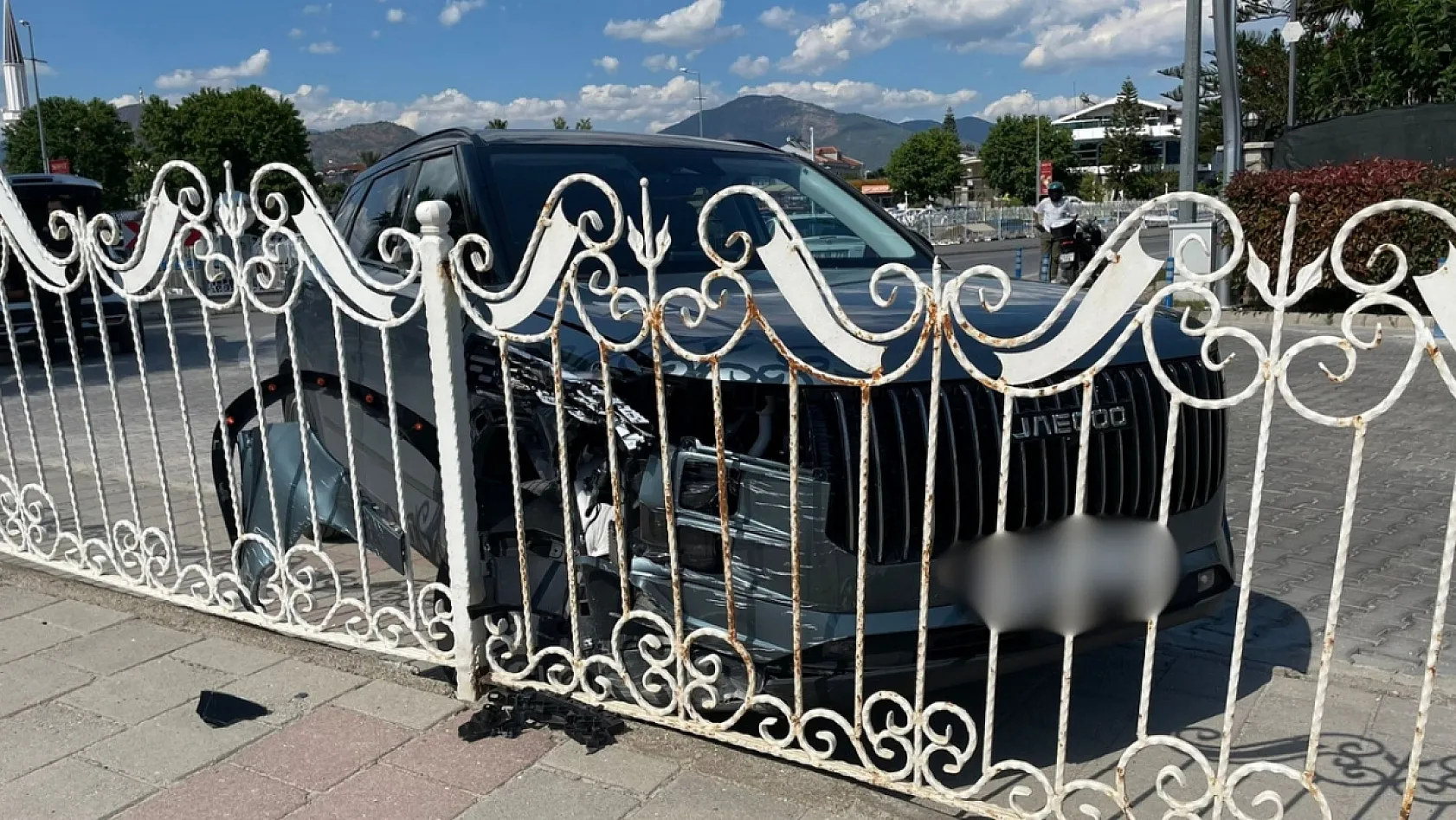 Fethiye'de dalgın sürücü refüje çarptı