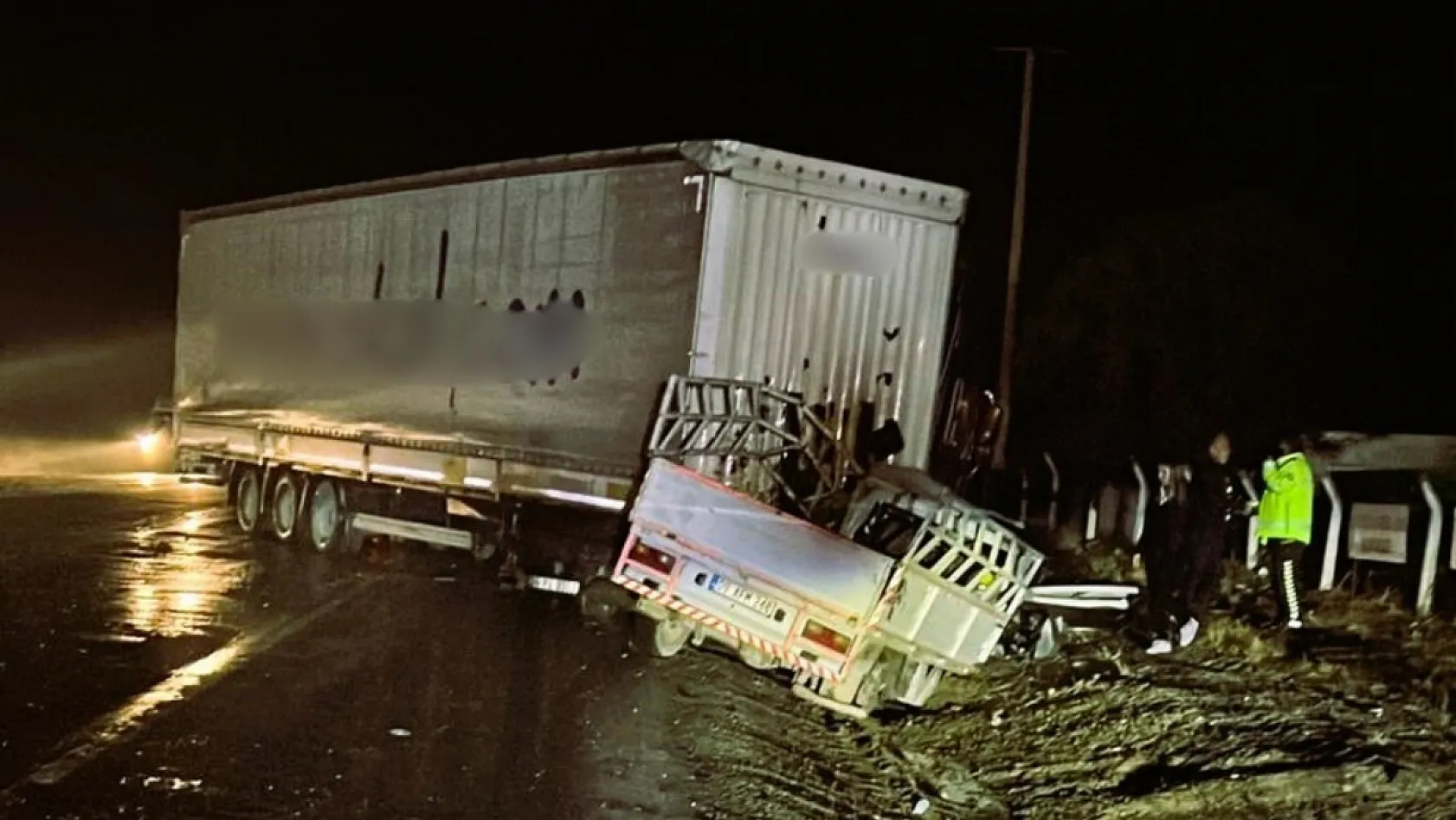 Karşı şeride geçen tır kamyoneti ezdi: 1 ölü, 1 yaralı