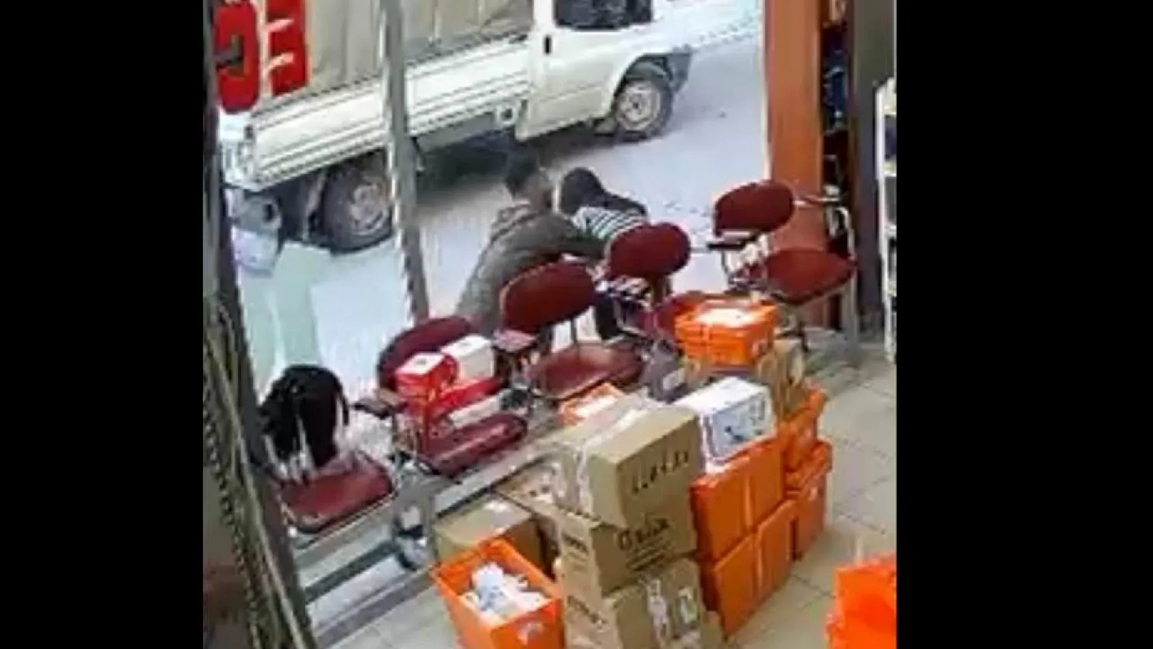 Hava almak için dışarı çıkan eczacının üzerine atladı: 'Çıplak sandım'