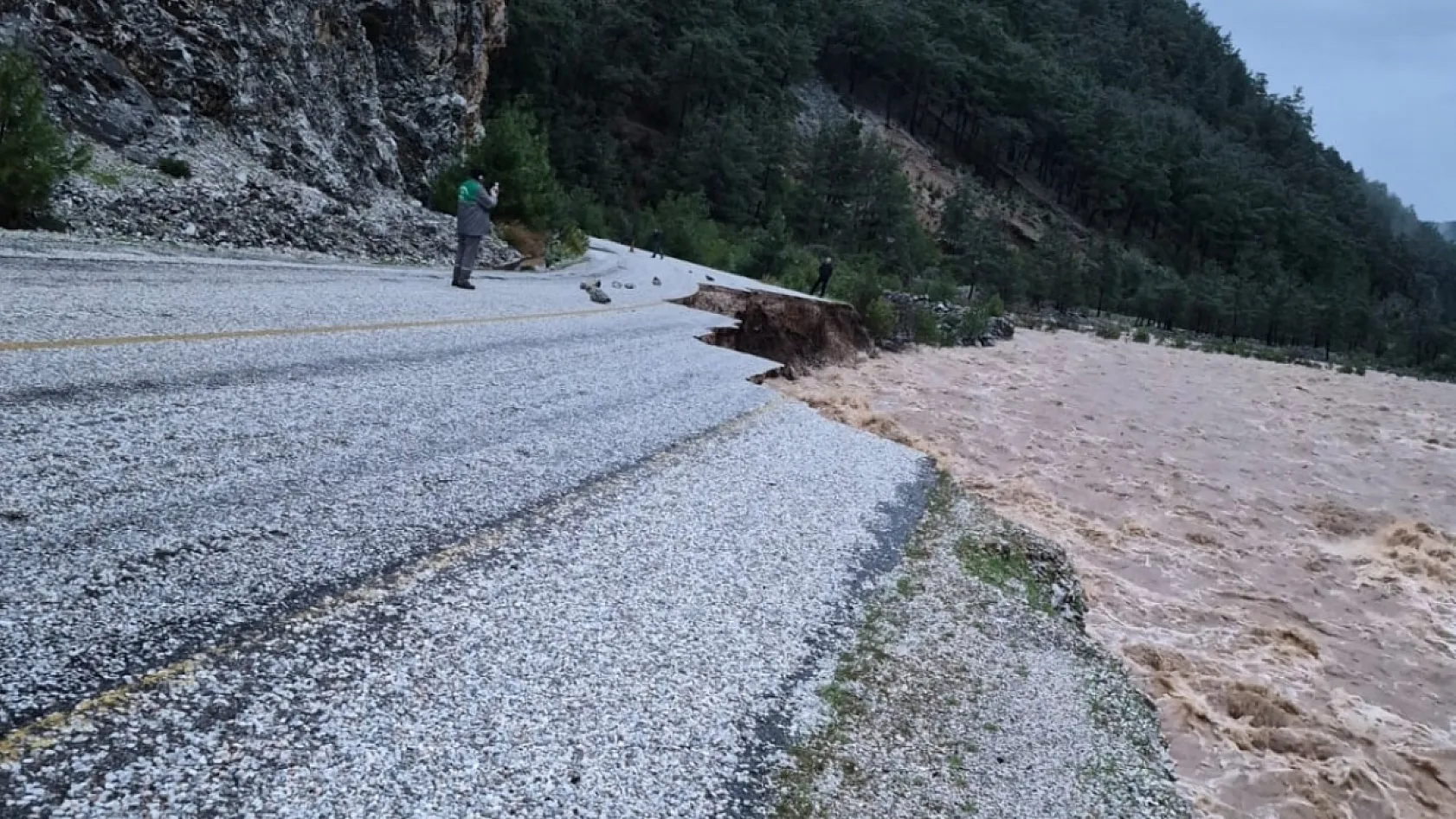 Muğla'da Namnam Çayı su seviyesi yükseldi, yol çöktü