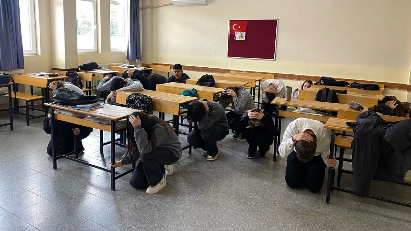 Datça'da deprem haftası kapsamında farkındalık eğitimi ve tatbikat yapıldı