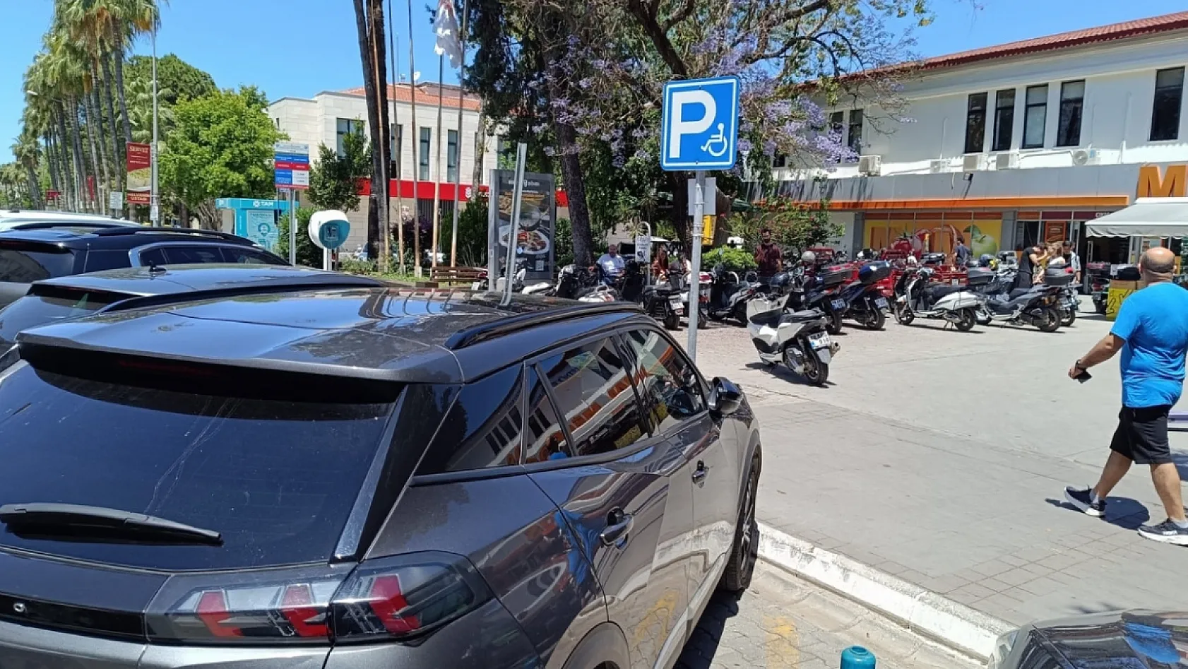 Fethiye'de trafik ekipleri hatalı park edenleri tek tek tespit ediyor
