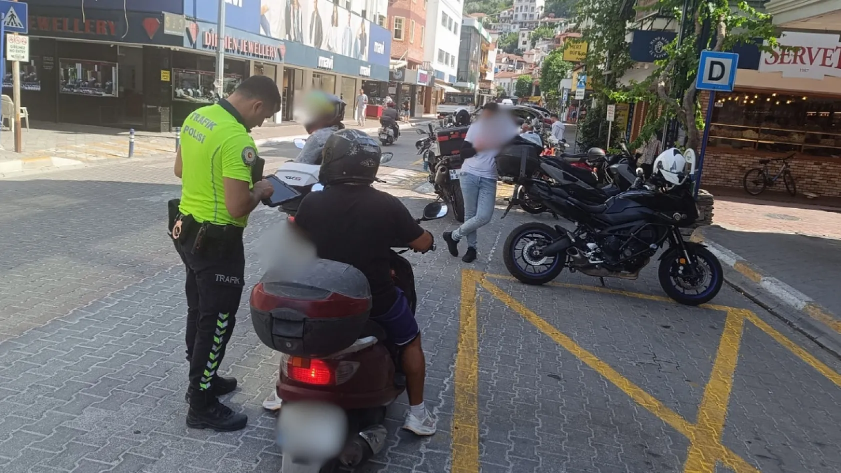 Fethiye Çarşı Caddesi'nde motosiklet denetimi: Ehliyet ve evrak sorgusu yapıldı