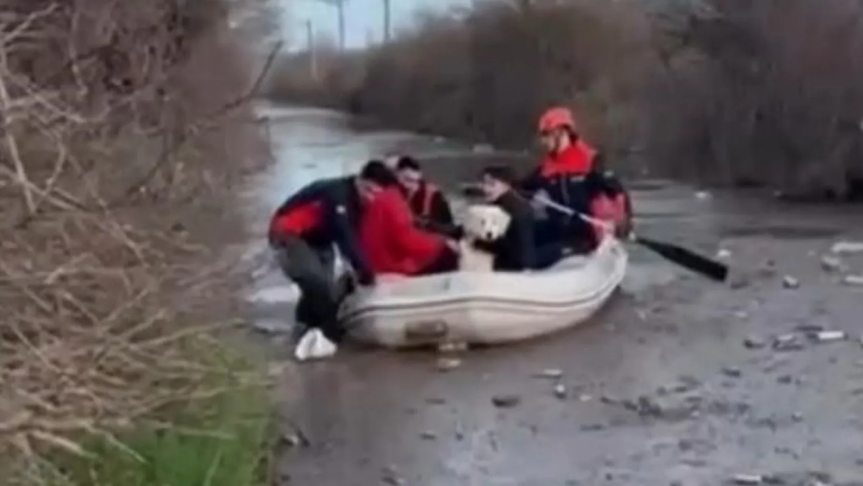 Muğla Menteşe'de Dere Yatağında Mahsur Kalan 5 Kişi ve Köpek Kurtarıldı