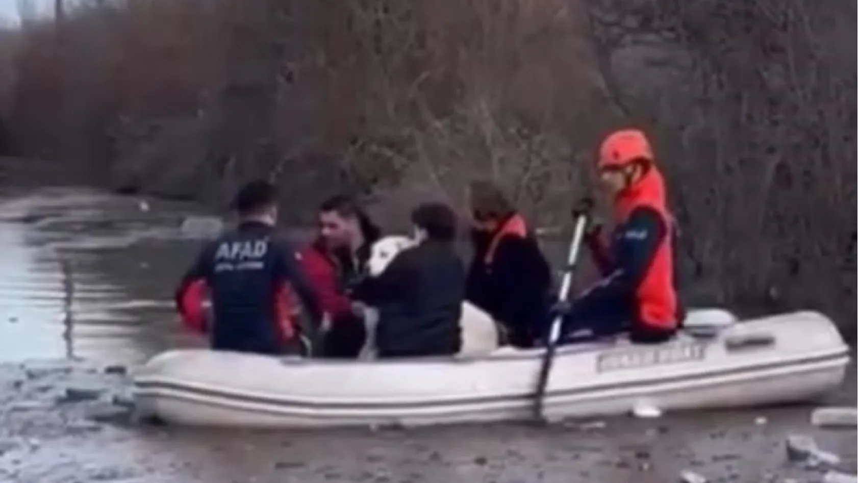 Muğla Menteşe'de Dere Yatağında Mahsur Kalan 5 Kişi ve Köpek Kurtarıldı
