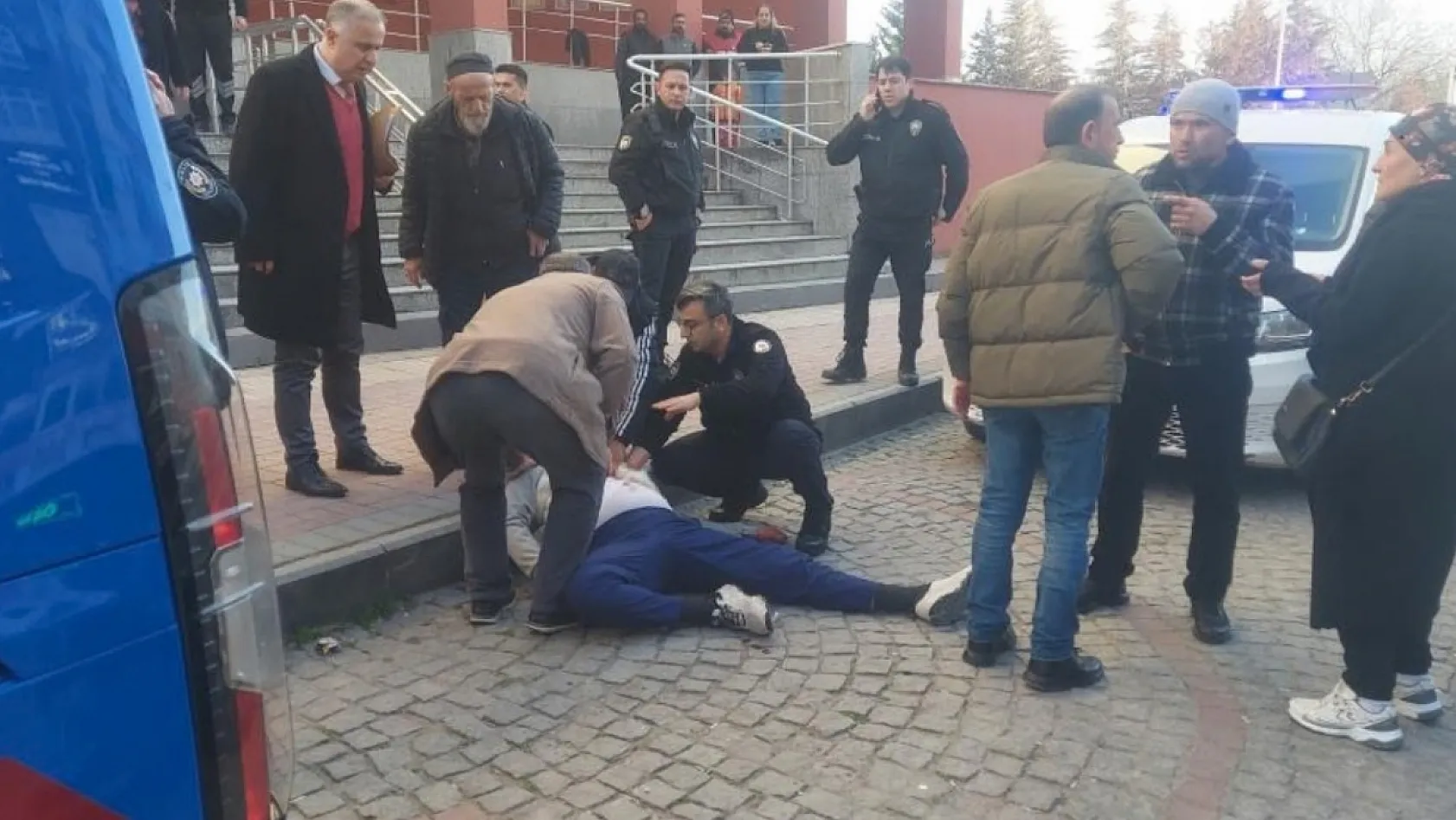 Kendisine istismarda bulunduğunu iddia ettiği şahsı adliye önünde kalbinden bıçakladı