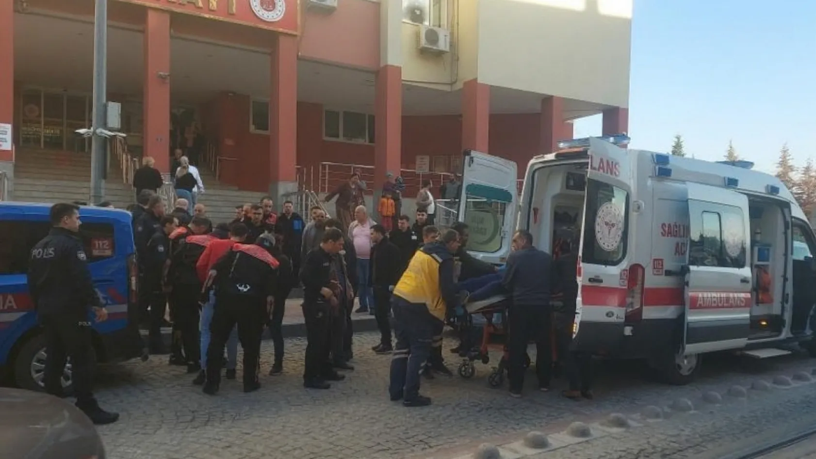 Kendisine istismarda bulunduğunu iddia ettiği şahsı adliye önünde kalbinden bıçakladı