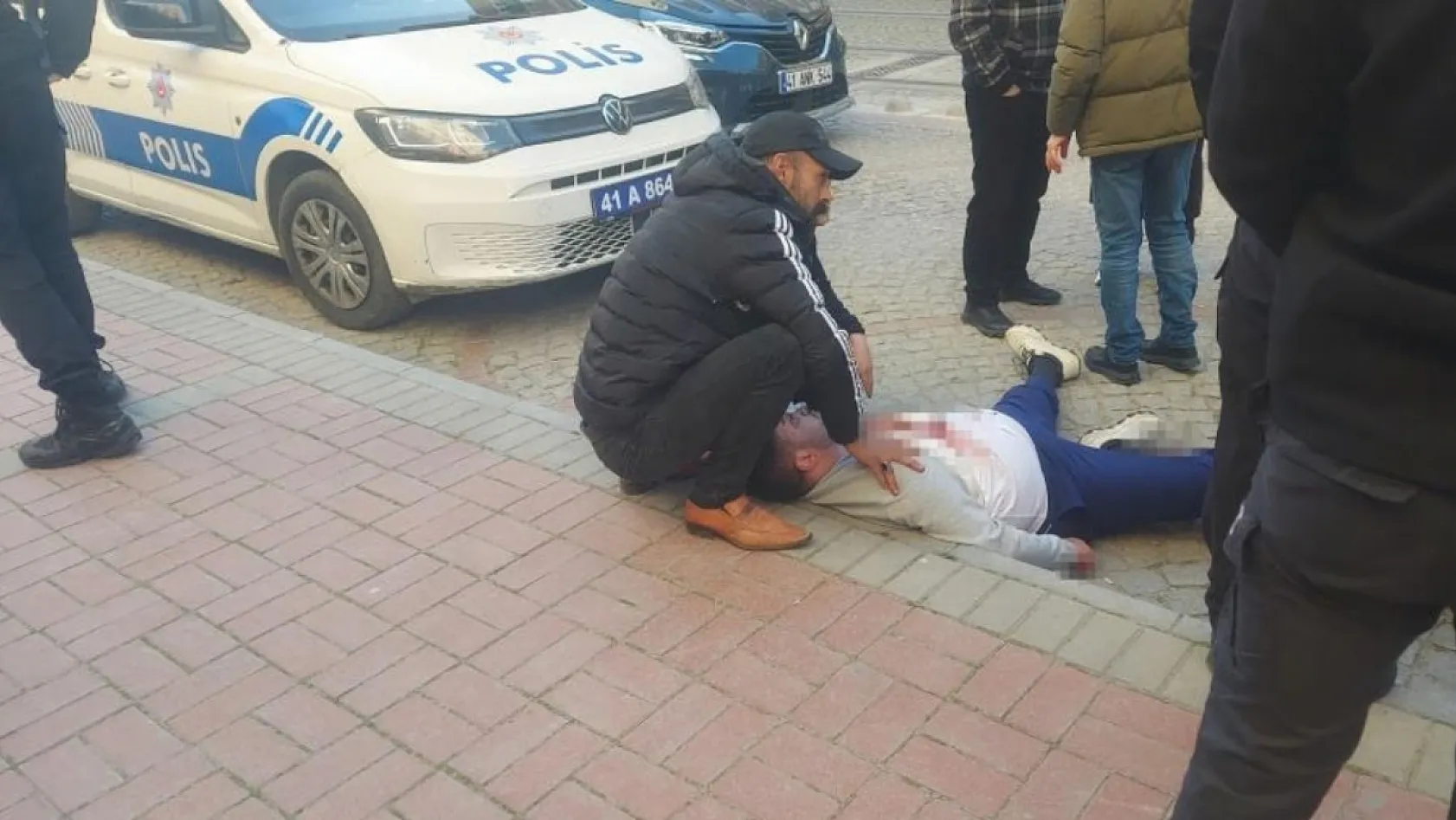 Kendisine istismarda bulunduğunu iddia ettiği şahsı adliye önünde kalbinden bıçakladı