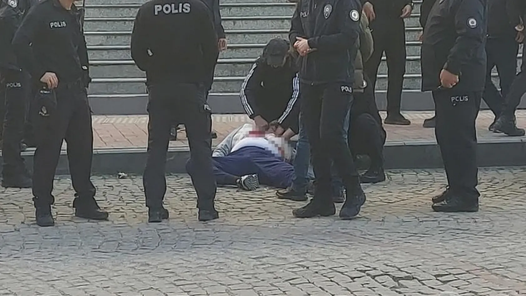 Kendisine istismarda bulunduğunu iddia ettiği şahsı adliye önünde kalbinden bıçakladı