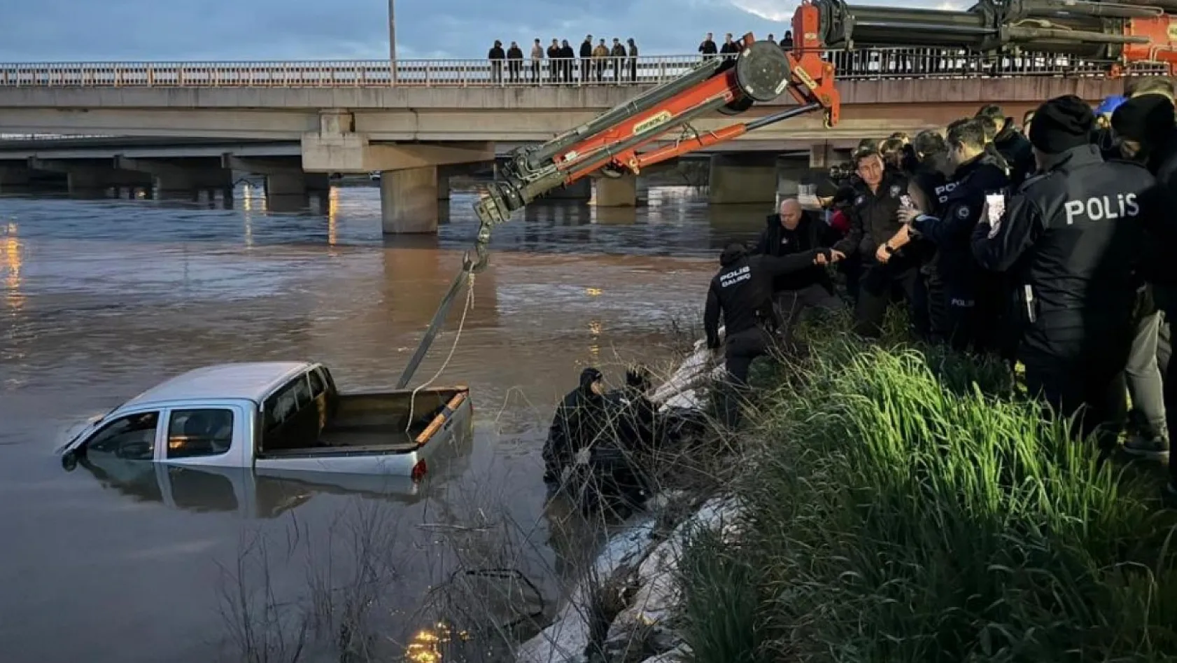 Köprü Altından Geçmek İsteyen Sürücü Akıntıya Kapıldı: 1 Kişi Hayatını Kaybetti