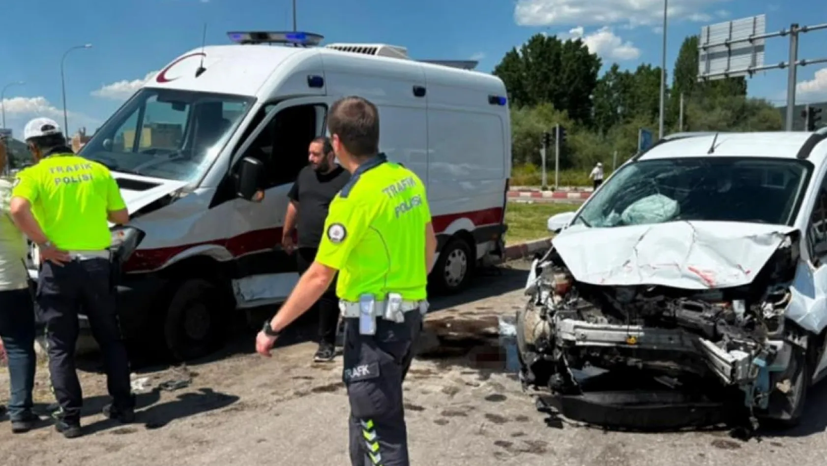 Ambulans hafif ticari araçla çarpıştı: 7 yaralı