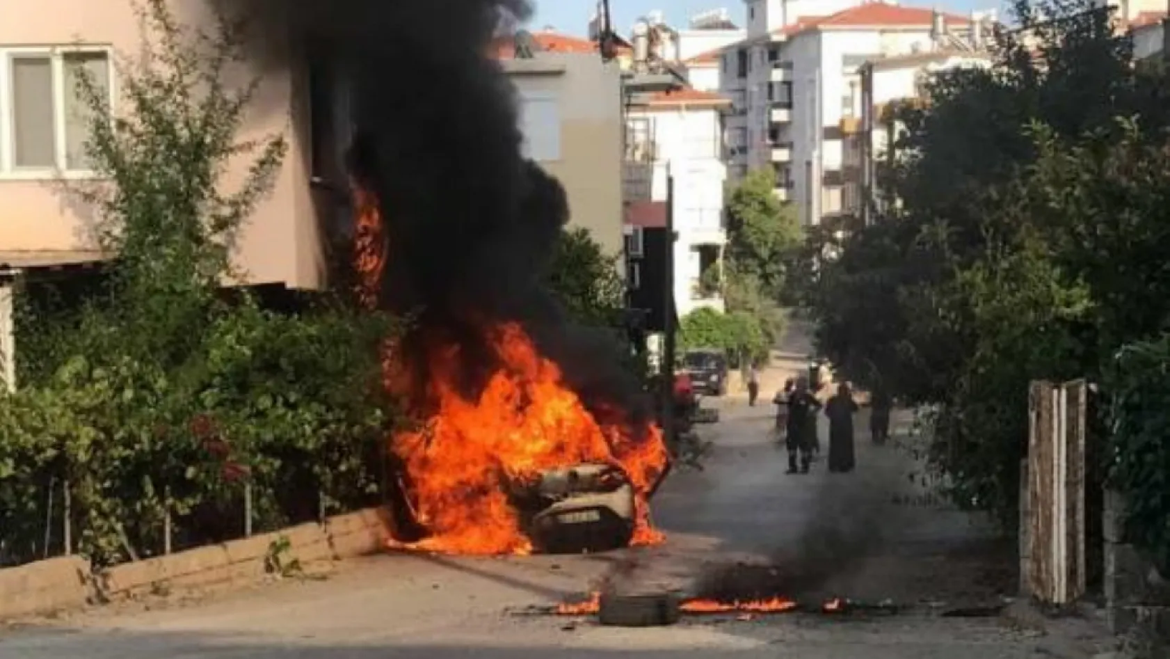 Seyir halindeyken alev topuna döndü, sürücü son anda kendini dışarı atarak kurtuldu