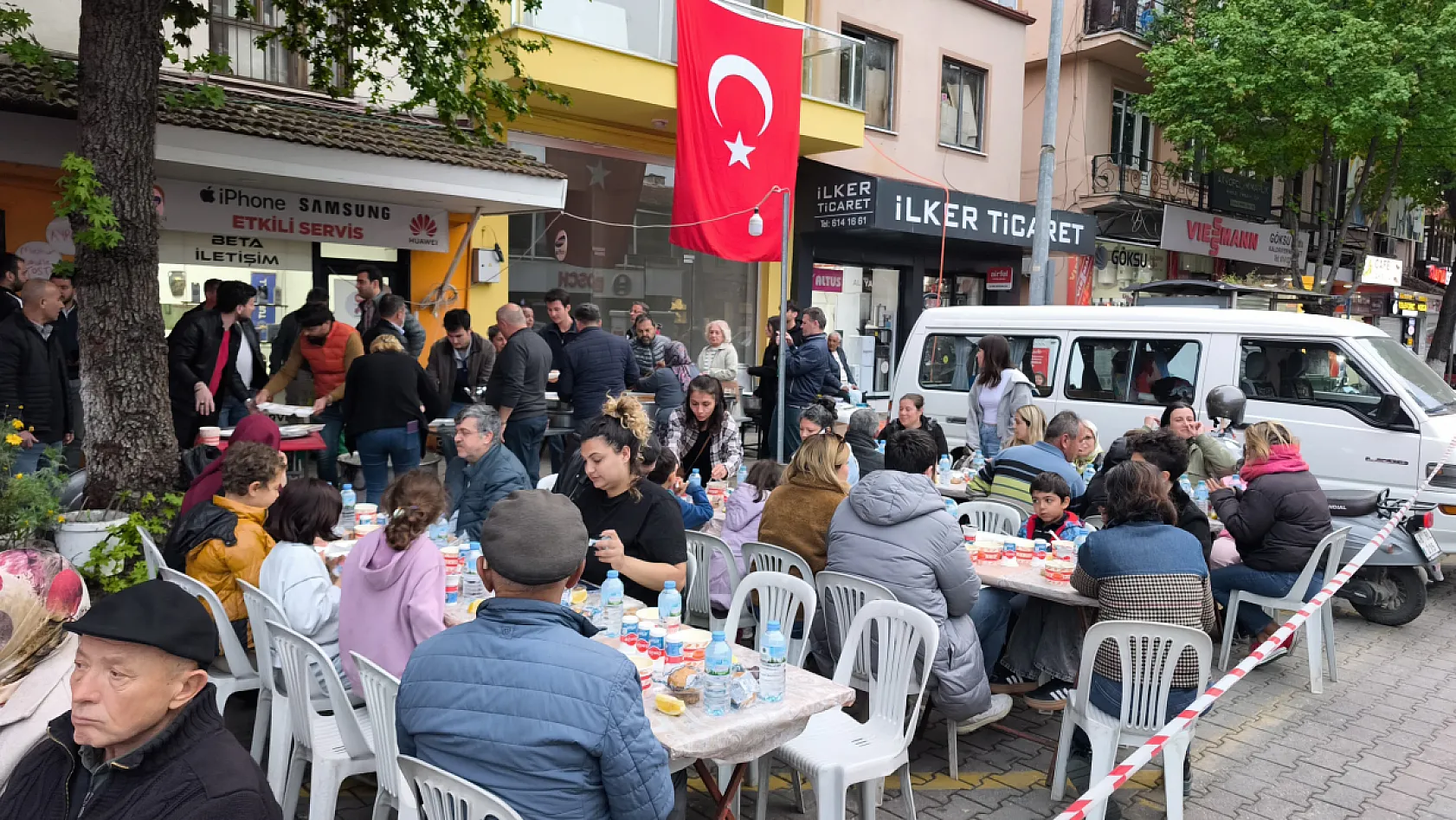 Fethiye'de çarşı esnaflarından geleneksel iftar yemeği