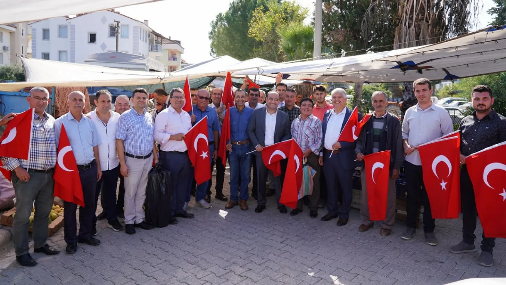 Başkan Akdenizli'den Esnaf ve Vatandaşlara Türk Bayrağı
