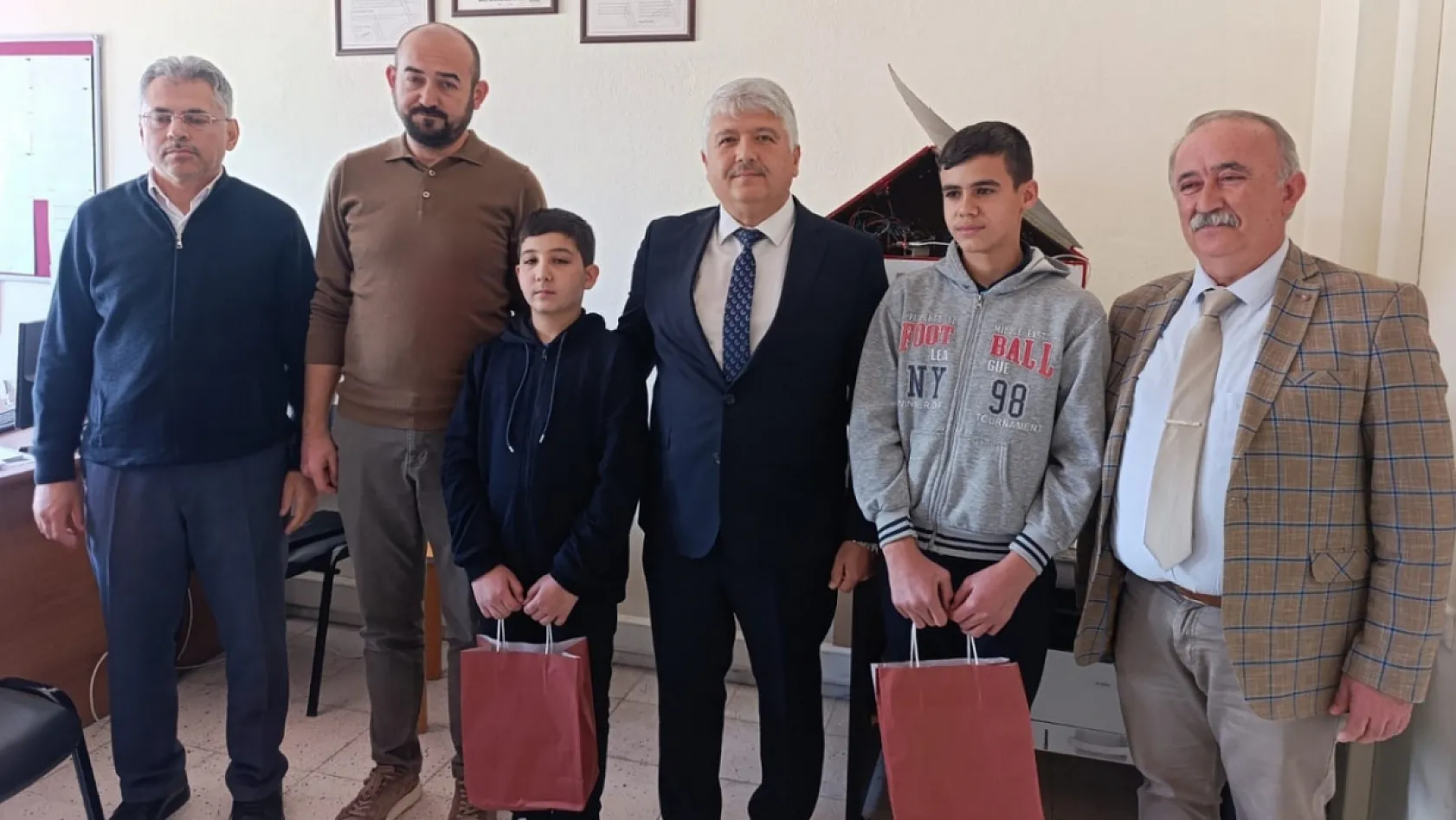 AK Parti Seydikemer İlçe Başkanı Ali Büklü'den TÜBİTAK Bölge Birincisi Öğrencilere Ziyaret