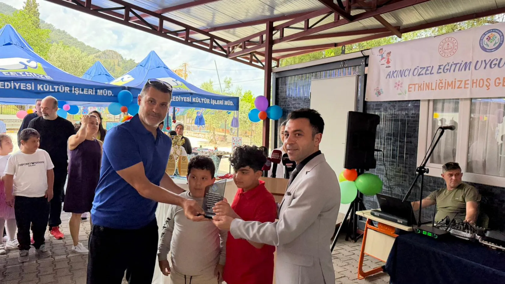 Akıncı Özel Eğitim Uygulama Okulu Destekçilere Plaket Verdi