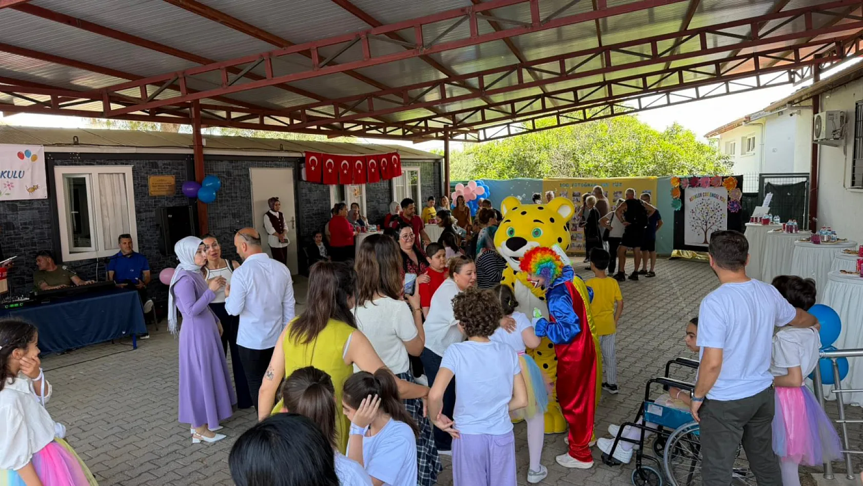 Akıncı Özel Eğitim Uygulama Okulu Destekçilere Plaket Verdi