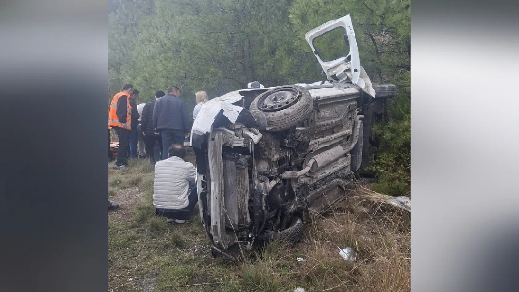 Akseki-Manavgat Karayolu'nda hafif ticari araç şarampole devrildi: 1'i ağır 6 yaralı
