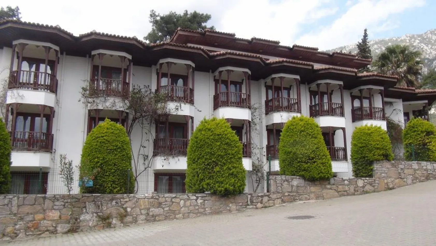 Akyaka'daki Ahşap Yapılar Kurtuldu: Yangın Yönetmeliğinde Yeni Çözüm