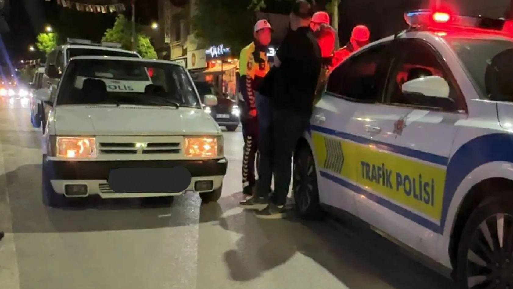 Burdur'da Galatasaray Kutlaması Sonrası Alkollü Sürücü 2 Araca Çarptı, Arkadaşı Yüzüstü Bıraktı